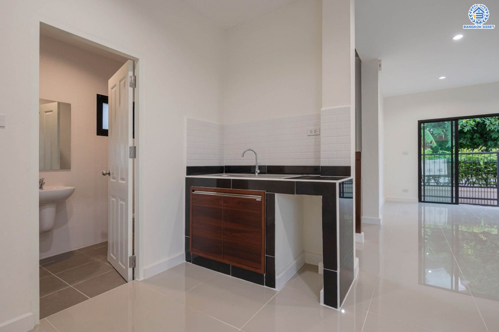 บ้านมือสองตกแต่งใหม่ โครงการ บุรีรมย์ วัดพระเงิน เนื้อที่ 36.3 ตร.ว. ฟังก์ชัน 3 ห้องนอน 2 ห้องน้ำ 1 ที่จอดรถ พื้นที่ใช้สอยกว้างขวาง เดินทางสะดวกสบาย บนทำเลเชื่อมต่อถนนกาญจนาภิเษก ใกล้เซ็นทรัลเวสต์เกต โครงการรถไฟฟ้าสายสีม่วง "สถานีตลาดบางใหญ่" และทางด่วน "ศรีรัช"